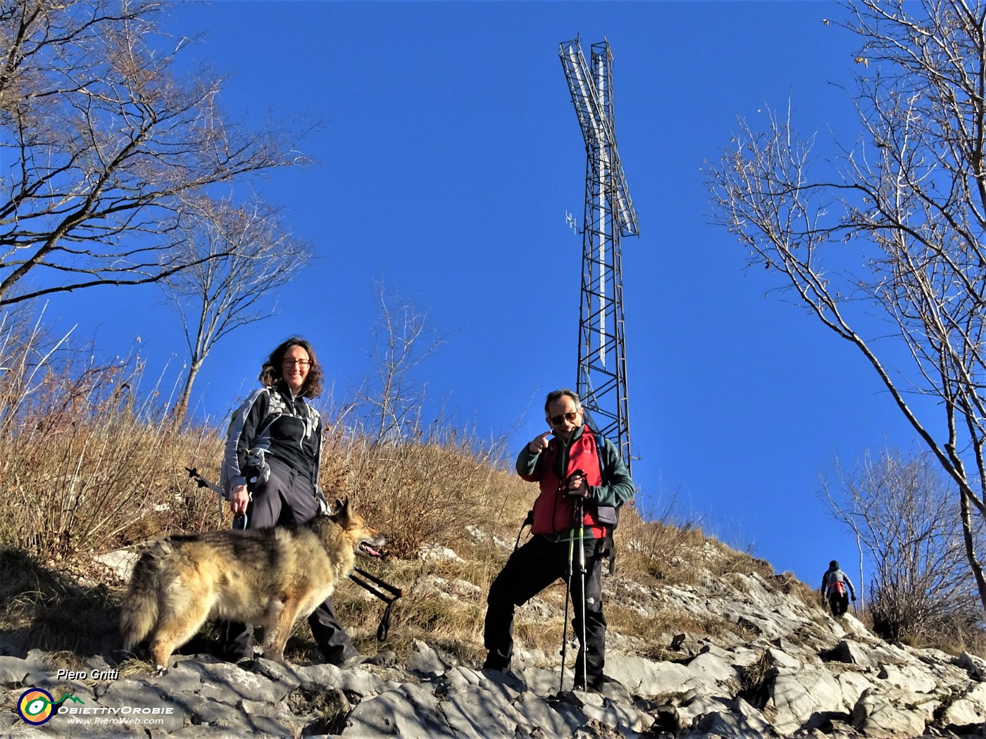 34 Alla alta croce di vetta del Canto Alto (1146 m).JPG